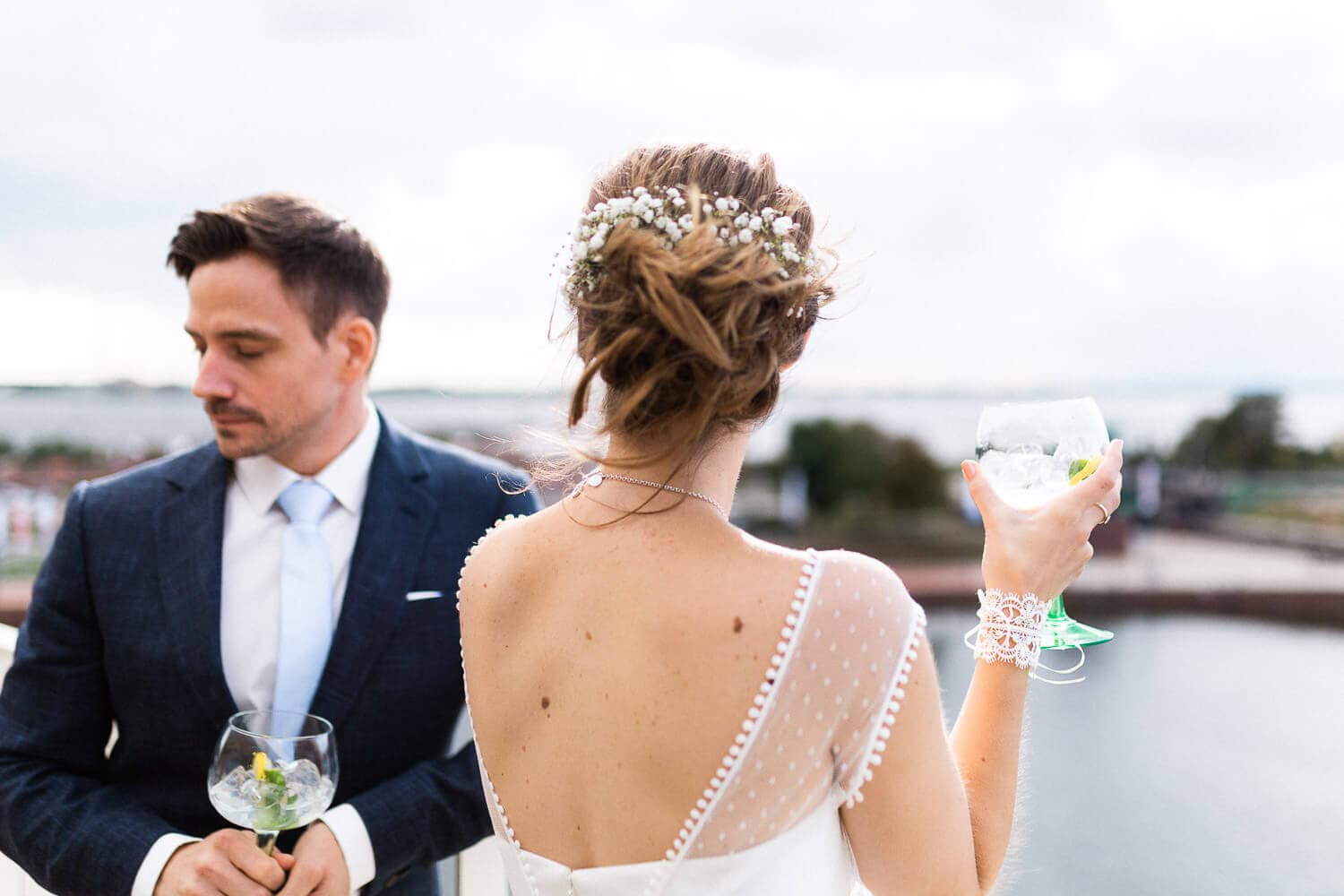 Brautpaar mit Cocktail (Gin Tonic) auf dem Dach des Liberty Hotels in Bremerhaven